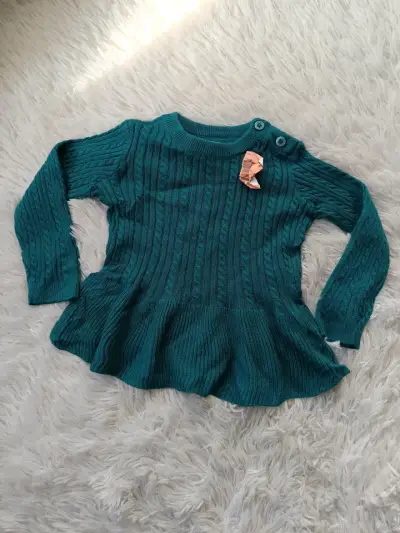 Suéter verde para niña con botones decorativos - miniatura 1