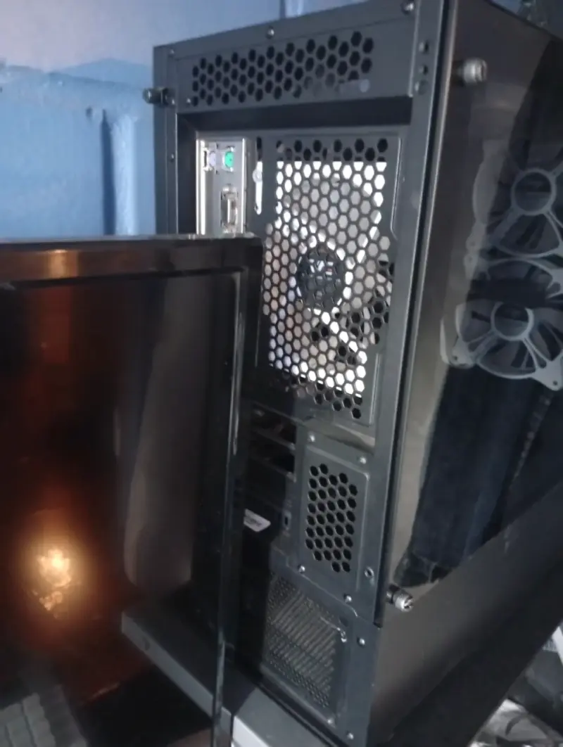 Gabinete de PC con ventilación eficiente - 1