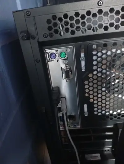 Gabinete de PC con ventilación eficiente - miniatura 4