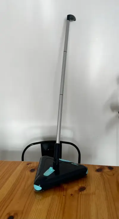 Escoba eléctrica recargable azul. - miniatura 1