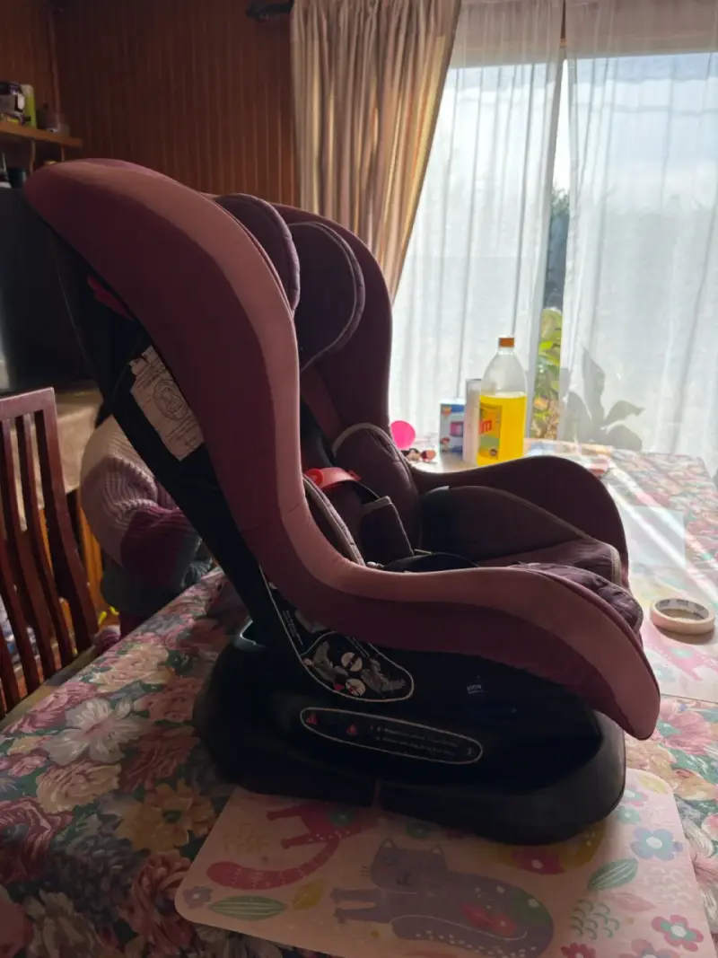 Silla de auto para bebé color burdeos - 1