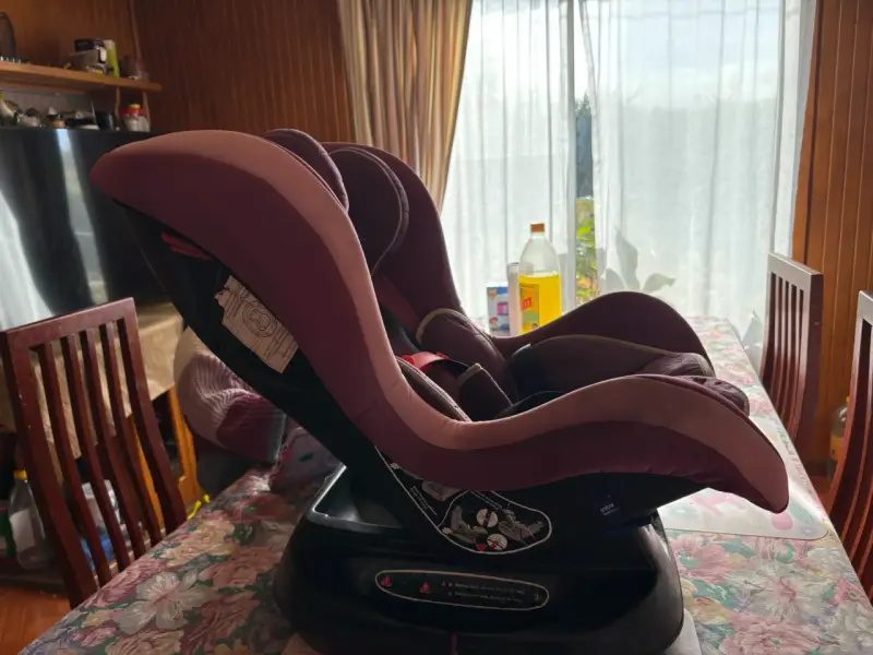 Silla de auto para bebé color burdeos - 3