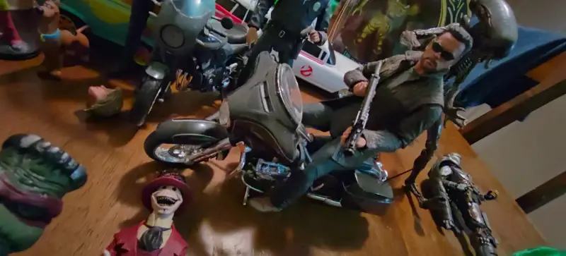 Figura de acción en moto con detalles realistas - 1