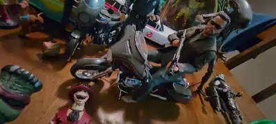 Figura de acción en moto con detalles realistas - miniatura 1