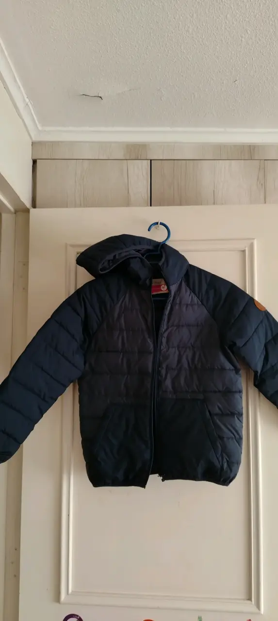 Parka azul con capucha