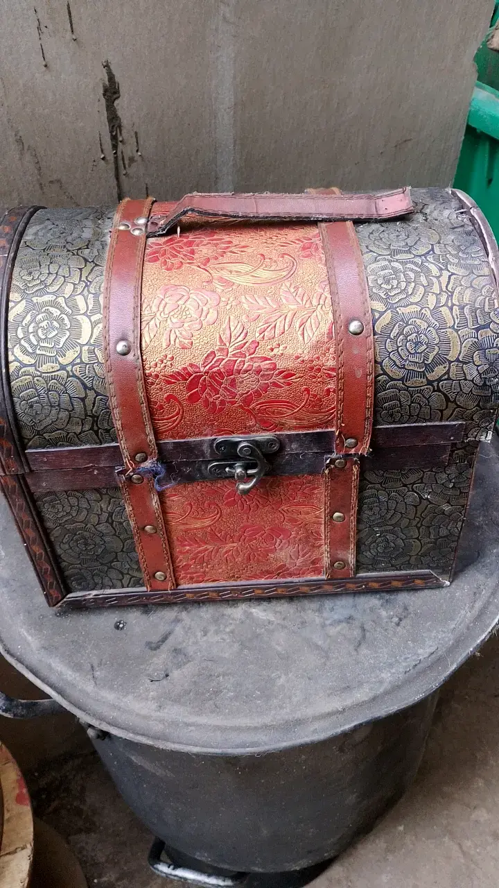 Baúl decorativo vintage de cuero y metal - 1