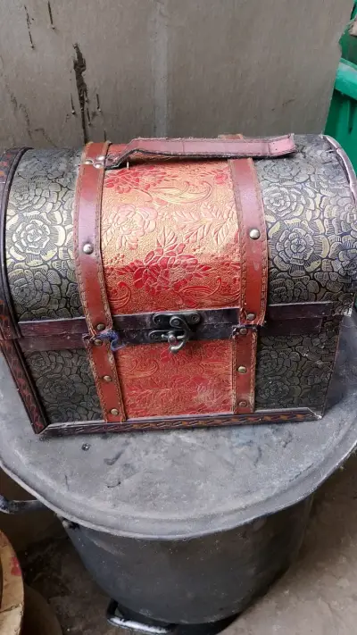 Baúl decorativo vintage de cuero y metal - miniatura 1
