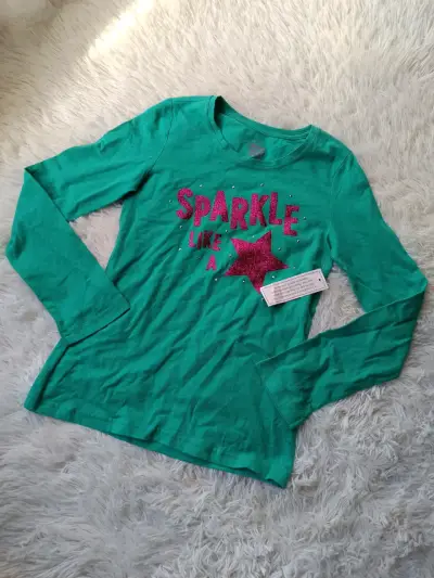Polera verde con diseño 'Sparkle Like a Star' - miniatura 1