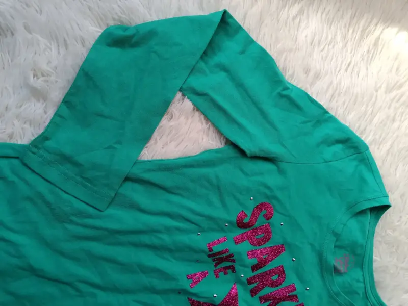 Polera verde con diseño 'Sparkle Like a Star' - 2