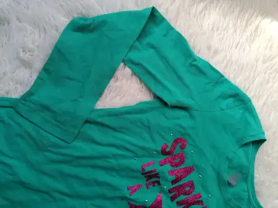 Polera verde con diseño 'Sparkle Like a Star' - miniatura 2