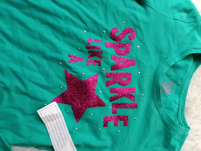 Polera verde con diseño 'Sparkle Like a Star' - 3