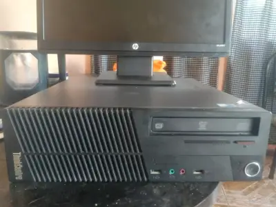 Computador Lenovo ThinkCentre con monitor HP - miniatura 3
