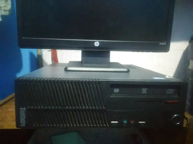 Computador Lenovo ThinkCentre con monitor HP - 4