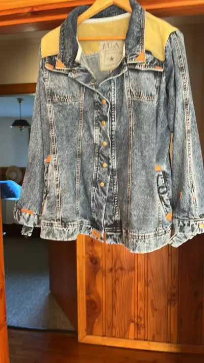 Chaqueta de mezclilla con detalles en cuero - miniatura 1
