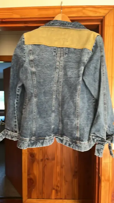 Chaqueta de mezclilla con detalles en cuero - miniatura 4