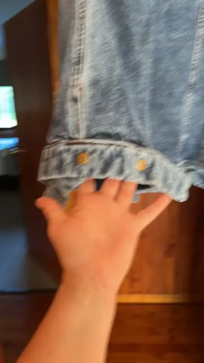 Chaqueta de mezclilla con detalles en cuero - miniatura 6