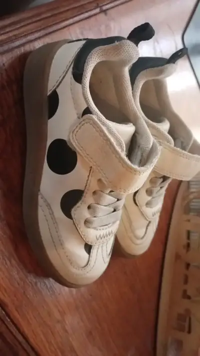 Zapatillas infantiles con diseño de lunares - miniatura 1