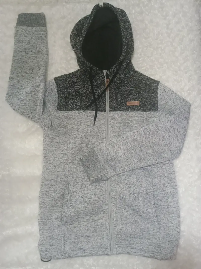 Polerón con capucha gris y negro