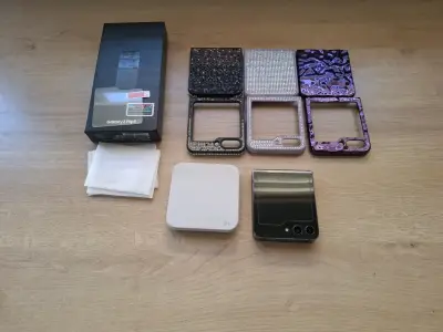 Samsung Galaxy Z Flip5 con fundas decorativas - miniatura 1
