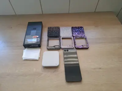Samsung Galaxy Z Flip5 con fundas decorativas - miniatura 2