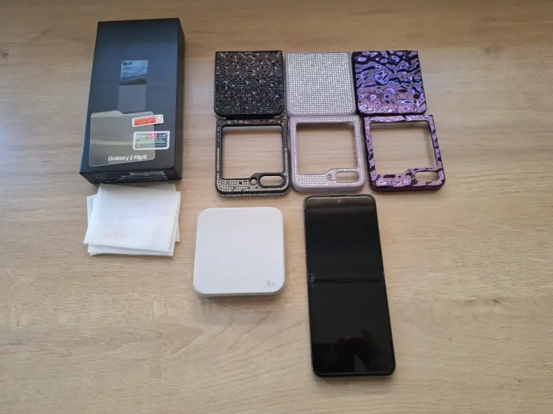 Samsung Galaxy Z Flip5 con fundas decorativas - 3