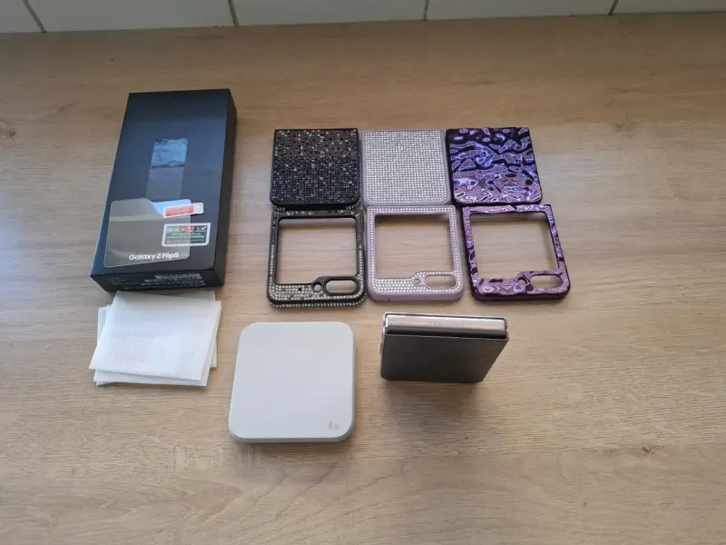 Samsung Galaxy Z Flip5 con fundas decorativas - 5