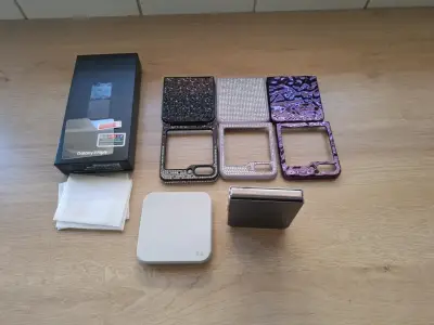 Samsung Galaxy Z Flip5 con fundas decorativas - miniatura 5