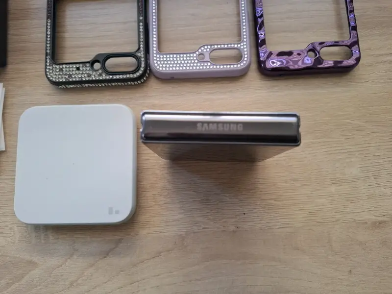 Samsung Galaxy Z Flip5 con fundas decorativas - 6