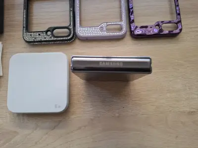 Samsung Galaxy Z Flip5 con fundas decorativas - miniatura 6