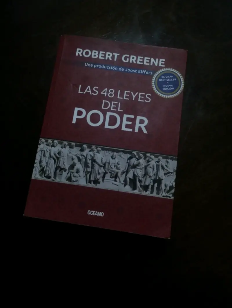 Libro 'Las 48 Leyes del Poder' de Robert Greene - 1