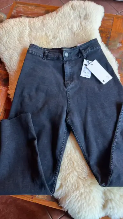 Jeans negros de mujer con etiqueta - miniatura 1