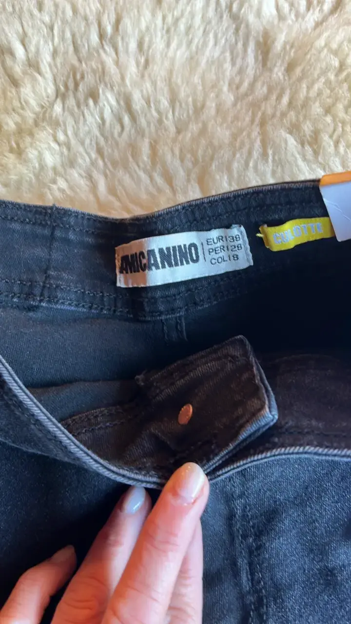 Jeans negros de mujer con etiqueta - 2