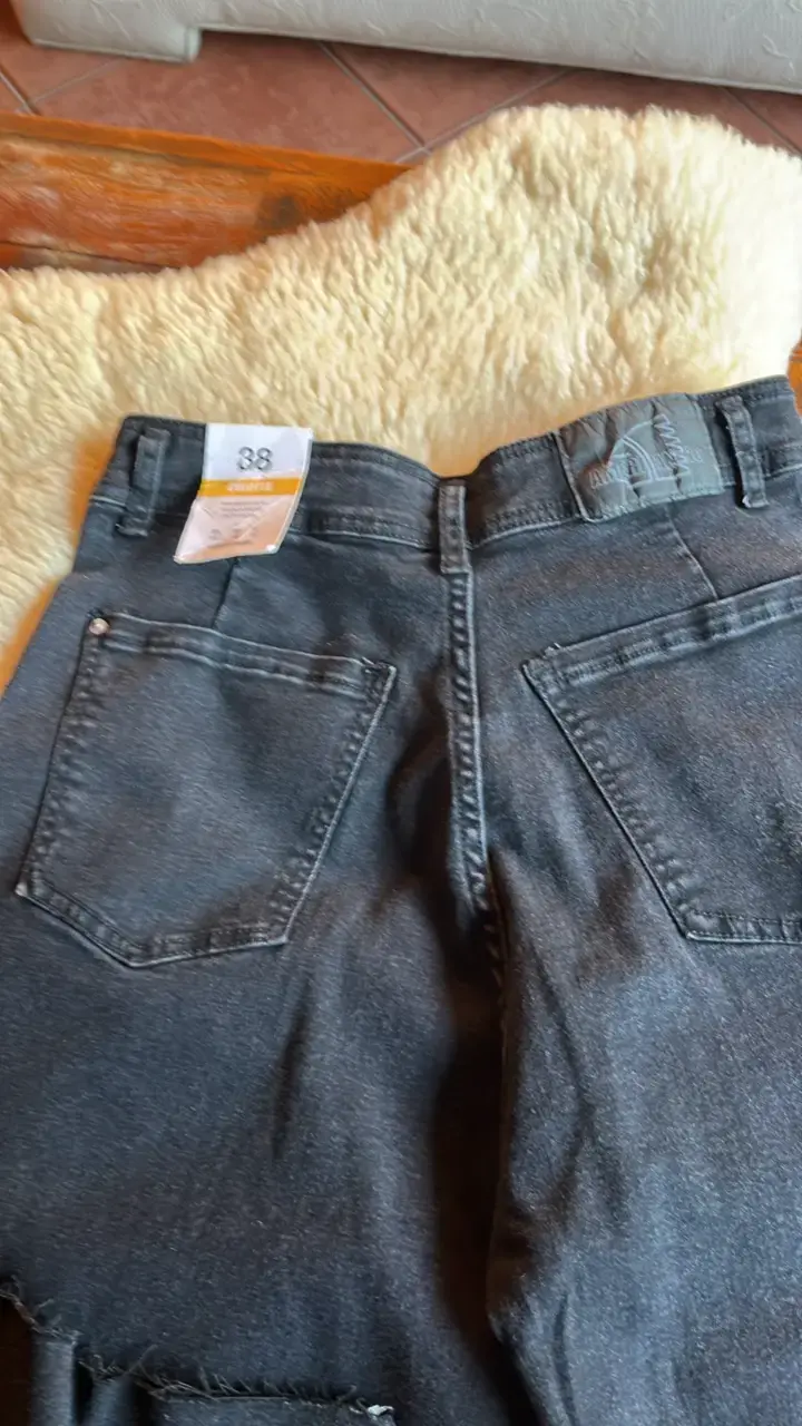 Jeans negros de mujer con etiqueta - 4