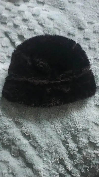 Gorro de piel sintética negro elegante - miniatura 1