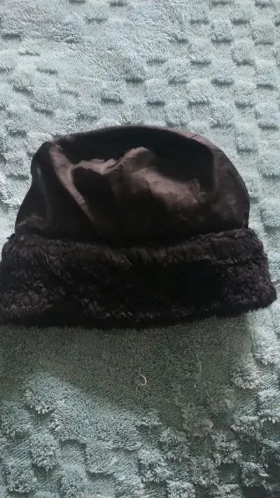 Gorro de piel sintética negro elegante - miniatura 2