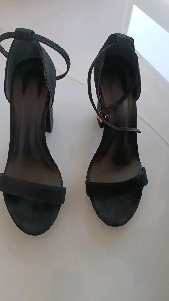 Sandalias de tacón negras elegantes - 1