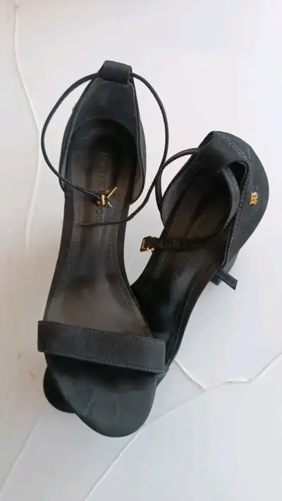 Sandalias de tacón negras elegantes - miniatura 3