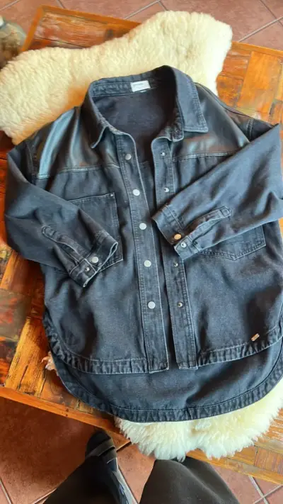 Camisa de mezclilla negra con detalles - miniatura 1