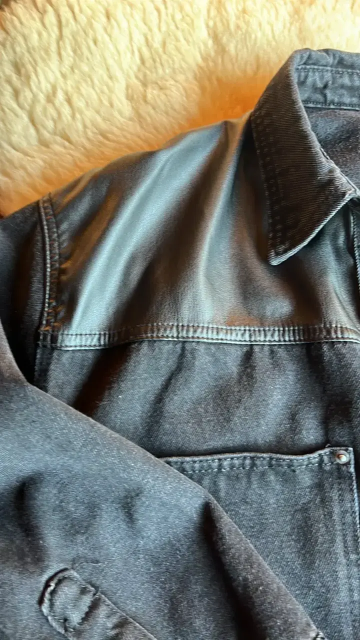 Camisa de mezclilla negra con detalles - 3