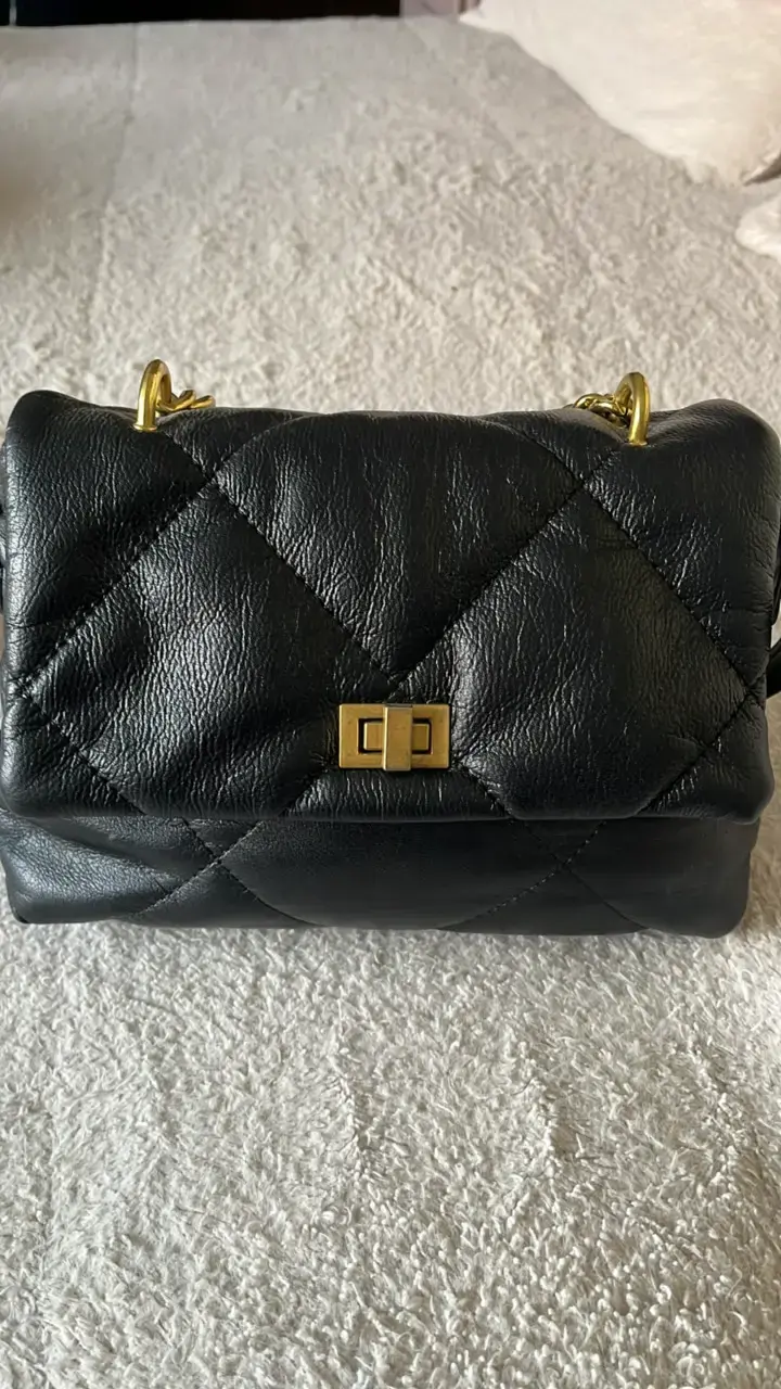 Cartera negra con cadena dorada - 1