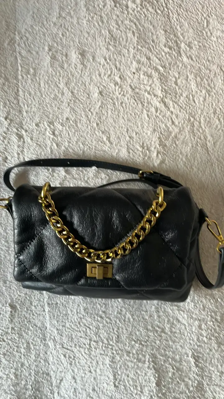 Cartera negra con cadena dorada - 2