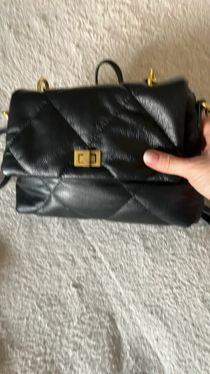 Cartera negra con cadena dorada - 3