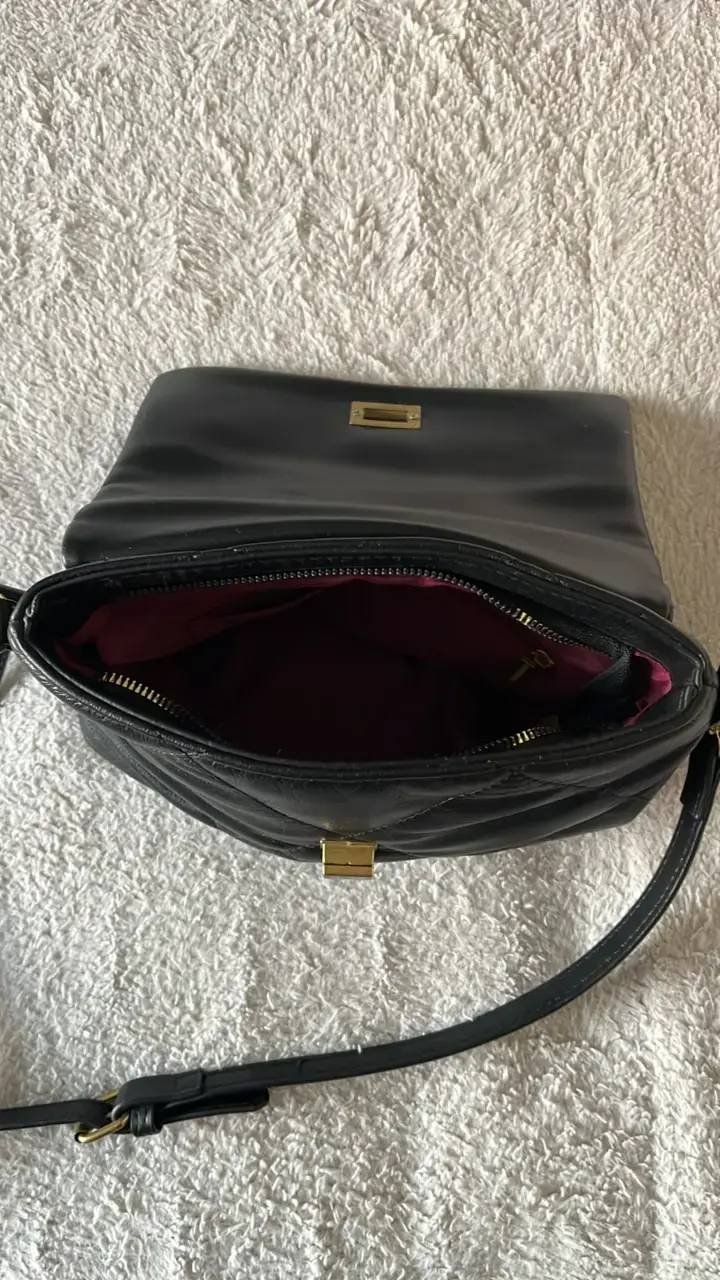 Cartera negra con cadena dorada - 4