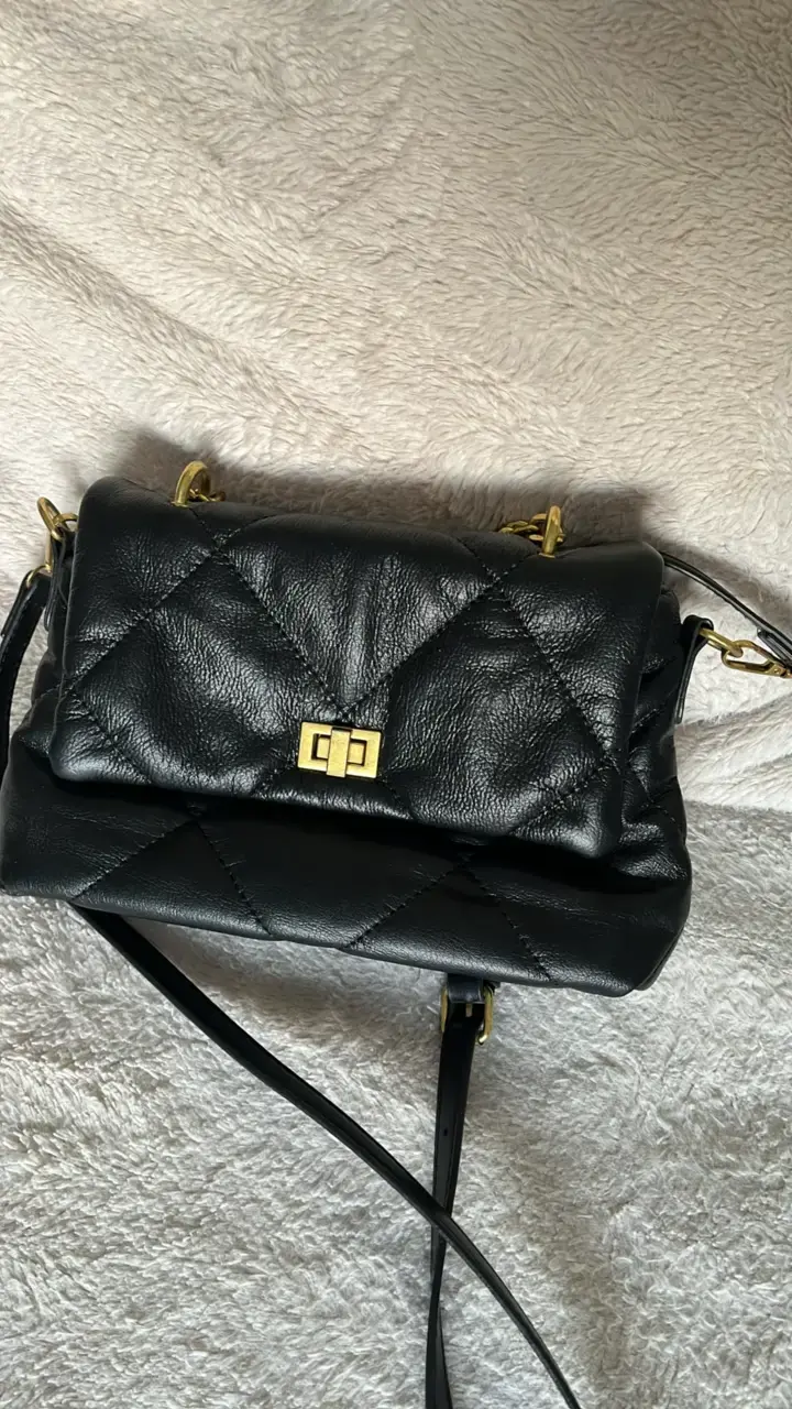 Cartera negra con cadena dorada - 5