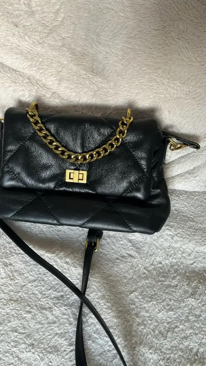 Cartera negra con cadena dorada - 6