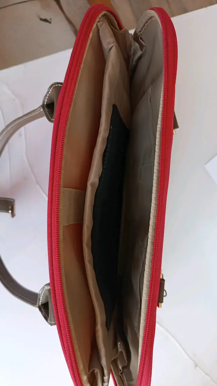 Bolso de mano rojo marca Lazle - 3