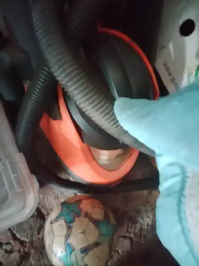 Aspiradora industrial naranja con manguera - miniatura 2