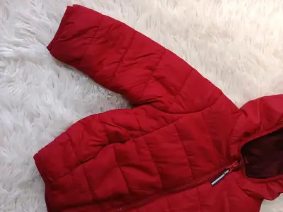 Chaqueta roja de invierno para niños - miniatura 2