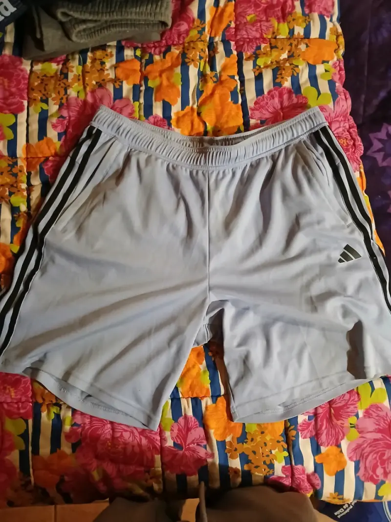 Shorts deportivos Adidas grises con franjas - 1