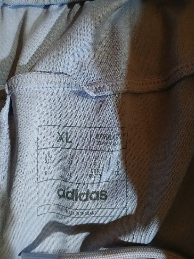 Shorts deportivos Adidas grises con franjas - 2